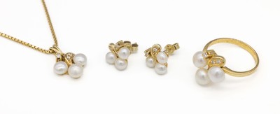 14 kt Gold Zuchtperl-Brillant-Schmuckset, GG 585/000, best. aus: 1 Collier, L. ca. 45 cm, Federringschließe, 1 Ring, RW 57, und 1 Paar Ohrstecker, ...