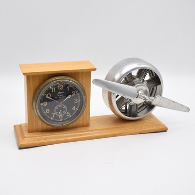 JUNGHANS Einbauborduhr mit 8-Tage-Werk FL 22600 auf Sockel mit Dekoration, Deutschland um 1930, Sockel mit stil. Flugzeugmotor & Propeller später, ...