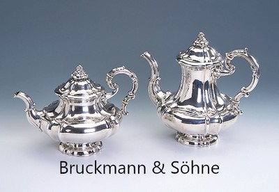 Kaffeekanne und Teekanne, deutsch, Bruckmann & Söhne, Heilbronn, um 1900, barockisierend, Dämmringe, Deckel mit seitl. Scharnier, H ca. 24 und 18 ...