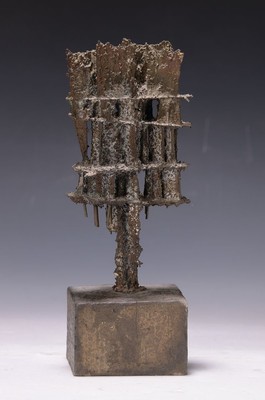 Eugen Keller, 1904 Koblenz-1995 Höhr- Grenzhausen, Ohne Titel, Bronzeskulptur von 1966, mit Betonsockel, diese am Boden signiert und datiert, ...