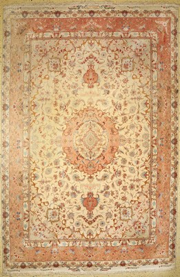 Täbriz fein(50 Raj), Persien, ca. 50 Jahre,Korkwolle mit und auf Seide, ca. 375 x 245 cm,verblasst, EHZ: 2(Verschmutzt).