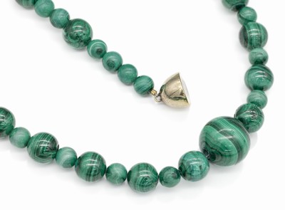Langes Collier aus Malachitkugeln, große Magnetschließe 925er Silber vergoldet, Malachitkugeln von guter Farbe, D. ca. 8.3 - 20 mm, L. ca. 77 cm