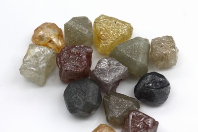 Lot 13 lose Rohdiamanten, zus. ca. 16.52 ct, versch. Formen, Größen und Farben