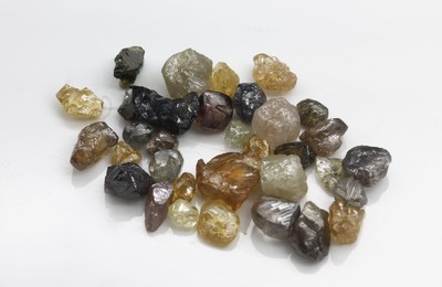 Lot 32 Rohdiamanten zus. ca. 15.0 ct, versch. Größen, Farben und Formen