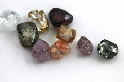 Lot 9 lose Rohdiamanten zus. ca. 3.68 ct, versch. Größen, Farben und Formen