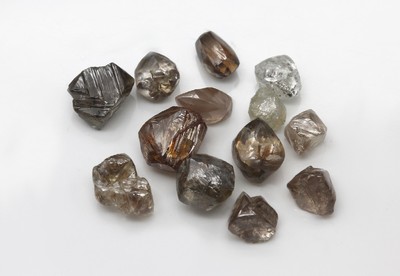 Lot 13 lose Rohdiamanten zus. ca. 15.3 ct, versch. Größen, Formen und Farben