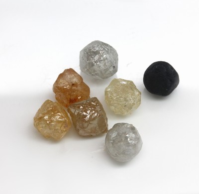 Lot 7 lose Rohdiamanten zus. ca. 7.59 ct , versch. Größen, Formen und Farben