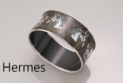 HERMES Armreif mit Email, Frankreich, Paris, umlaufendes Kaltemail mit Pferdeköpfen in Schwarz-, Weiß- und Grau-Nuancen, Köpfe ge- genläufig, ...