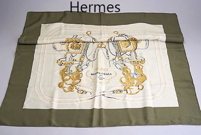 HERMES Carree, 100% Seide, Modell Brides de Gala, in olivgrün und creme, Pferdetrensen goldfarben, ohne Hermes-Etikett, Gebr.-Spuren,1 kl. ...