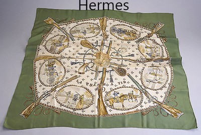 HERMES Carree, 100% Seide, Modell: La Chasse atir, cremefarb. Grund, olivgrüne Ecken, versch. Jagdmotive und Jagdwaffen, handrolliert (min. ...