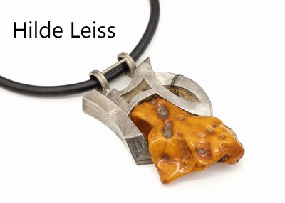 Ausgefallenes Bernstein-Collier Hilde Leiss, großes Chinesisches Zeichen "Wind" in Silber gearbeitet mit Bernsteinbrocken, opak, L. ca. ...