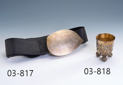 Große Silber Gürtelschließe, Silber gepr., Reste alter Vergoldung, sat., ca. 15 x 10 cm, an schwarzem Ledergürtel, B. ca. 6 cm, L. ca. 74 cm ...