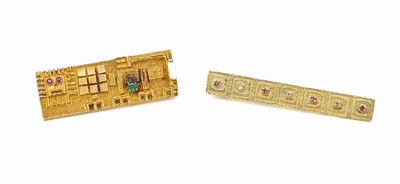 18 kt Gold Konvolut 2 Farbstein-Broschen, GG 750/000, 1 x grav. und strukt. mit kleinem Rubin, Smaragdbesatz so wie ein Glassteinbaguette, ca. 4 x ...