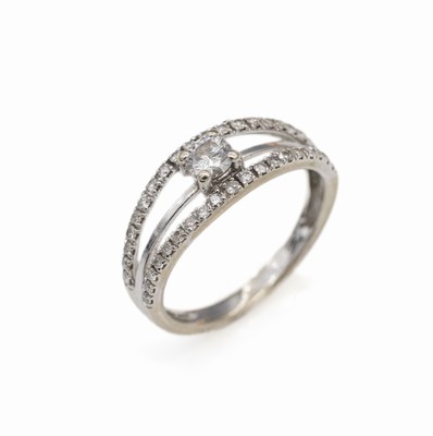 18 kt Gold Diamant-Ring, WG 750/000, mittiger Diamant ca. 0.25 ct Weiß/si, 38 Diamanten zus. ca. 0.19 ct Weiß/si-p, RW 54, ca. 2.9 g