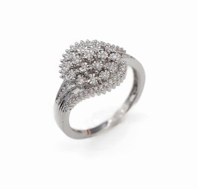 14 kt Gold Diamant-Ring, WG 585/000, 62 Diamanten in mehreren Ebenen gefasst zus. ca. 0.25 ct feines Weiß-Weiß/si, RW 53, ca. 3.9 g