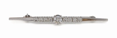 18 kt Gold Diamant-Brosche, WG 750/000, mittiger Diamant ca. 0.50 ct l.get.Weiß/p, seitlich je 4 Diamanten zus. ca. 0.50 ct l.get.Weiß/si-p, , L. ...
