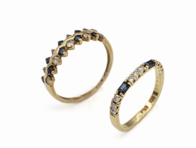 18 kt Gold Konvolut 2 Saphir-Ringe, GG 750/000, 1 x quadratische Form besetzt mit 2 Saphirbaguettes zus. ca. 0.10 ct, 9 Diamanten zus. ca. 0.27 ...