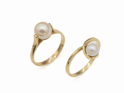 Konvolut 2 18 kt Gold Perl-Ringe, GG 750/000, je mit einer kl. Zuchtperle, RW 55/52, total ca. 5.5 g