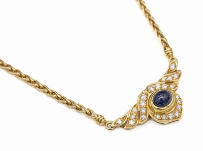 18 kt Gold Saphir-Brillant-Collier, GG 750/000, ovaler Saphircabochon, 23 Brillanten zus. ca. 0.34 ct feines Weiß-Weiß/vs-si, L. ca. 45.5 cm bzw. ...