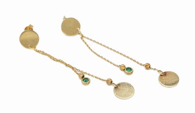 Paar 18 kt Gold Ohrgehänge, GG 750/000, ca. 3.7 g, bewegliche Abhängungen mit grünem Glasstein und Goldscheibe, L. ca. 6.5 cm