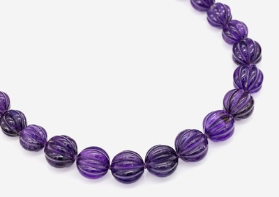 Amethyst-Collier, im Verlauf angeordnete geschnittene Kugeln, D. ca. 9.4 - 13.4 mm, L. ca. 45 cm, Steckverschluss in Kugel integriert, Verschluss ...