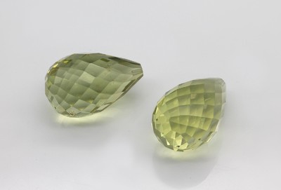 2 lose facett. Bernstein-Pampeln, schöne helle gelbgrüne Farbe, ca. 2.5 x 1.5 cm