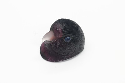 Turmalin-Papageienkopf, vollplastische Arbeit, fein grav., ausdrucksvolles Gesicht, 2 kl. Saphir-Cabochons als Augen, Federkleid schön ...