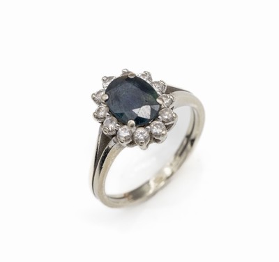 8 kt Gold Saphir-Brillant-Ring, WG 333/000 gepr., 1 ovalfacett. Saphir ca. 1.50 ct, 12 Brillanten zus. ca. 0.36 ct Weiß/p, ca. 3.6 g RW 51