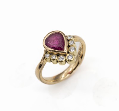 18 kt Gold Turmalin-Brillant-Ring, GG 750/000, facett. Rubelith-Tropfen ca. 1.87 ct, 7 Brillanten zus. ca. 0.15 ct feines Weiß-Weiß/si, ca. 6.4 g, ...