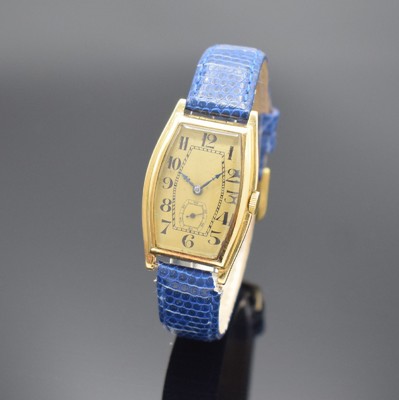 Frühe tonneauförmige Armbanduhr in GG 750/000, Schweiz um 1925, Handaufzug, Scharniergeh., gold. Zifferbl. m. arab. Zahlen, gebl. Zeiger, Ankerwerk ...