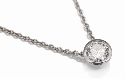 18 kt Gold Brillant-Anhänger, WG 750/000, Brillant in Zargenfassung 0.63 ct get./vs, L. ca. 42 cm, Karabinerschließe