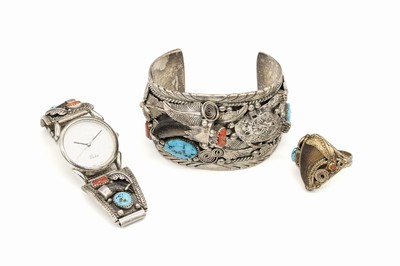 Navajo-Schmuckset, Sterling Silber, best. aus: Armreif, D. ca. 6.5 cm, Ring, RW 70, und Schmuckuhr (Flexband Stahl, sek.) jeweils mit plastisch ...