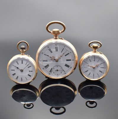 3 offene Zylindertaschenuhren in RG 585/000, Schweiz um 1900, alle mit verg. Cuv., Emailzifferbl. m. röm. Std., 2 x D. ca. 32 mm, 1 x D. ca. 44 mm, ...