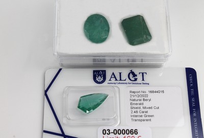 Lot 3 lose Smaragde, zus. 22.52 ct, 1 x ovalfacett. 9.29 ct; 1 x Smaragd-Schliff 10.75ct; 1 x Smaragd-Schild 2.48 ct, jeder Stein mit ALGT-Expertise