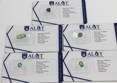 Lot 5 lose Tsavorite, 7.3 ct, 1 x ovalfacett. 1.06 ct; 1 x facett. Tropfen 1.16 ct; 1 x ovalfacett. 2.34 ct; 1 x ovalfacett. 1.15 ct; 1 x ...