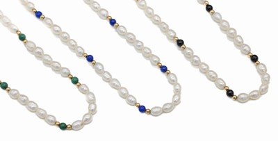 Konvolut 3 Perlenketten mit Farbsteinen, unrunde Süßwasserzuchtperlen D. ca. 5.2 mm, l.rosafarb. 1 x mit Lapislazuli- Zwischenglieder, 1x mit Onyx ...