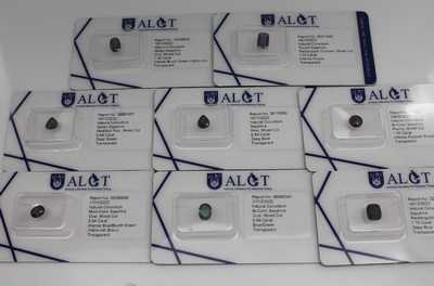 Lot 8 lose Saphire, zus. 8.79 ct, 1 x facett. Tropfen 0.86 ct; 1 x Bi-Color Saphir intense purplish Pink/deep blue rundfacett. 1.05 ct; 1 x ...
