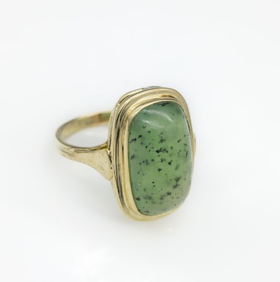 14 kt Gold Nephrit-Ring, GG 585/000, schöner Nephrit-Cabochon, RW 56, ca. 6.6 g