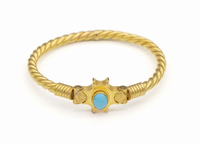18 kt Gold Türkis-Armreif, GG 750/000 gepr., gedrehter Reif, Mittelteil sternförmig, Muscheldekor, doppeltes Scharnier, Steckverschluss, D. ca. ...