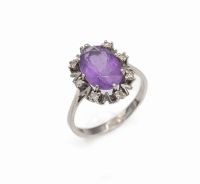 14 kt Gold Amethyst-Ring, WG 585/000, mittig ein ovalfacett. Amethyst umgeben von Diamanten, RW 55, ca. 3.6 g