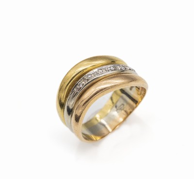 18 kt Gold Brillant-Ring, GG/WG/RG 750/000,geschwungen, 7 kl. Brillanten, RW 51, ca. 7.6 g