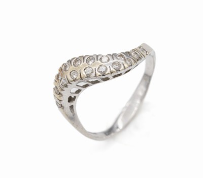 18 kt Gold Brillant-Ring, WG 750/000, geschwungene Gestaltung, 16 kl. Brillanten, RW63, ca. 4.3 g