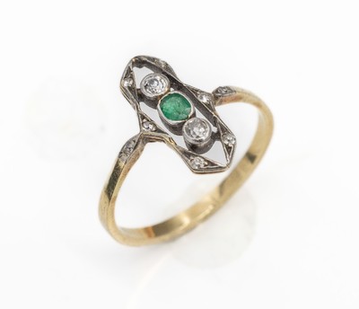 14 kt Gold Diamant-Ring, GG 585/000 gepr., um 1900, Schauseite Silber, mittig Smaragd, besch., umgeben von 10 kl. Altschliff- diamanten, RW 61