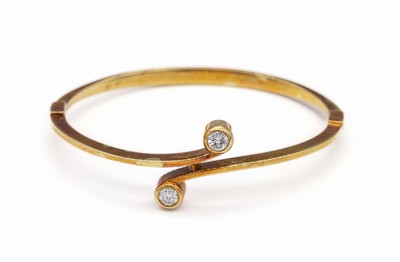 14 kt Gold Brillant-Armreif, GG 585/000, angelaufen asymmetrischer Armreif bes. mit 2 Brillanten zus. ca. 0.50 ct feines Weiß/si, ca. 6 x 4.6 cm, ...