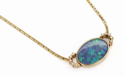 18 kt Gold Opal-Brillant-Collier, GG 750/000, mittig Opaltriplette, 10 Brillanten zus. ca. 0.20 ct Weiß/si, L. ca. 40 cm, Kastenschloß mit ...
