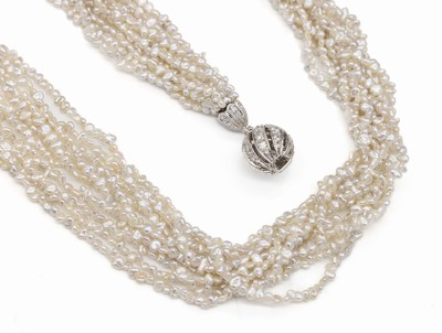 Zuchtperl-Collier mit 18 kt Gold Diamant- Schließe, WG 750/000, 10 rhg., Süßwasserzuchtperlen, Kugelschließe mit 24 Brillanten und 16 ...