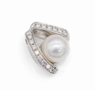 18 kt Gold Brillant-Perl-Anhänger, WG 585/000, mittig weiße Zuchtperle, D. ca. 10 mm, 18 Brillanten zus. ca. 0.45 ct feines Weiß/vs, ca. 1.7 x ...