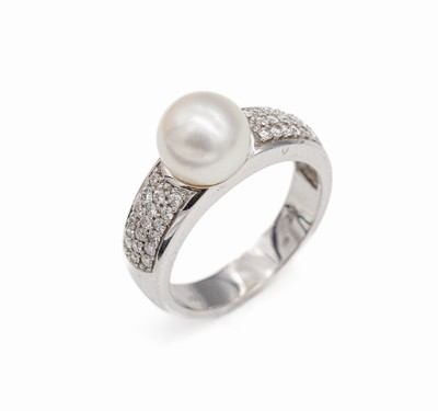 14 kt Gold Zuchtperl-Brillant-Ring, WG 585/000, mittig erhaben gefasste Zuchtperle D.ca. 9 mm, 36 Brillanten zus. ca. 0.50 ct (grav.) ...