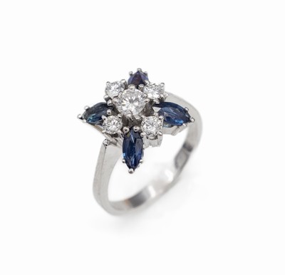 18 kt Gold Saphir-Brillant-Ring, WG 750/000, 4 Saphir-Navettes zus. ca. 1.00 ct, 5 Brillanten zus. ca. 0.69 ct feines Weiß/vs, ca. 6.8 g, RW 56