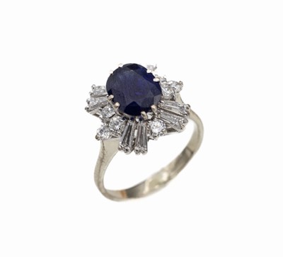 14 kt Gold Saphir-Diamant-Ring, WG 585/000,ovalfacett. Saphir (beh.) ca. 2.00 ct, 8 Brillanten und 8 Diam.-Trapeze zus. ca. 0.85 ct feines Weiß/vs, ...